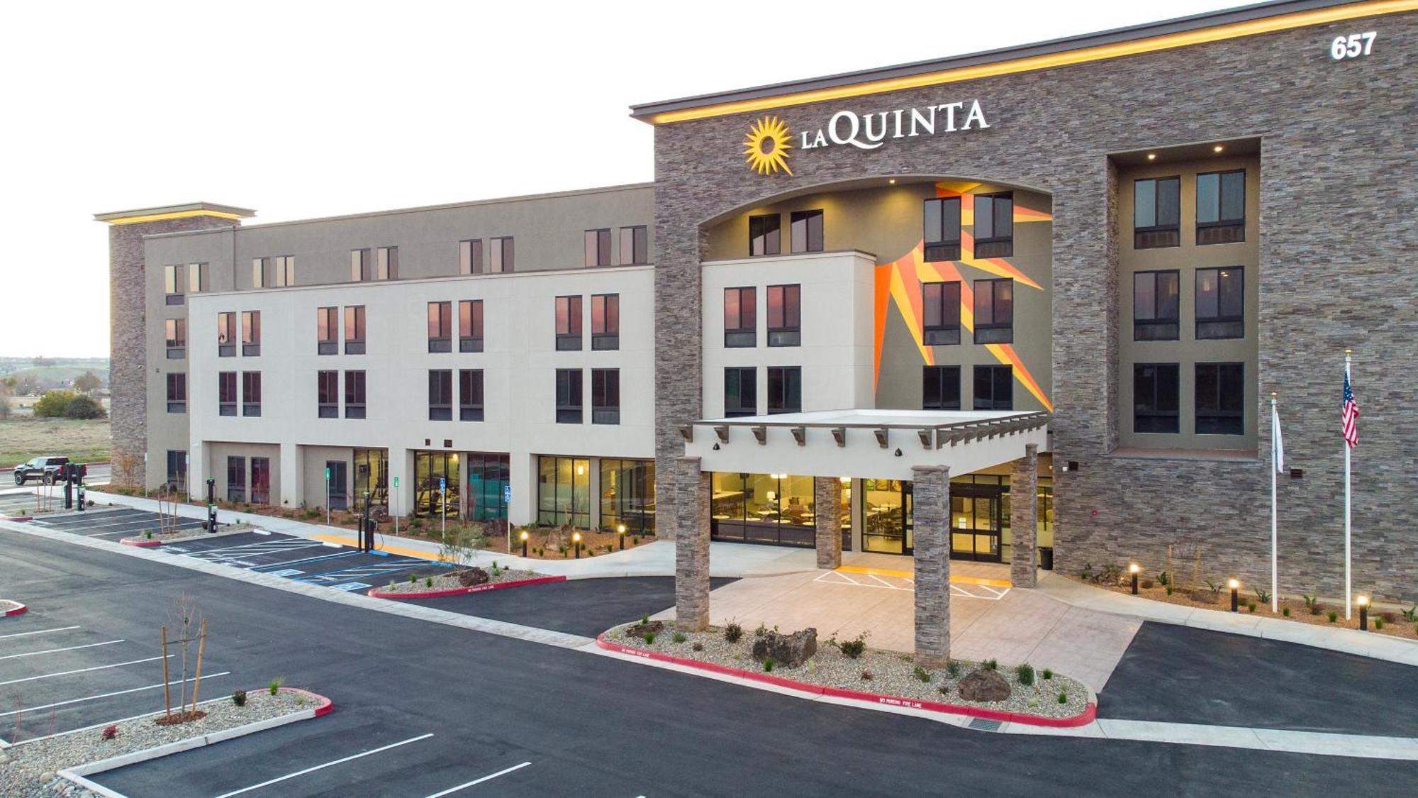 La Quinta Inn And Suites By Wyndham Lincoln Exteriör bild