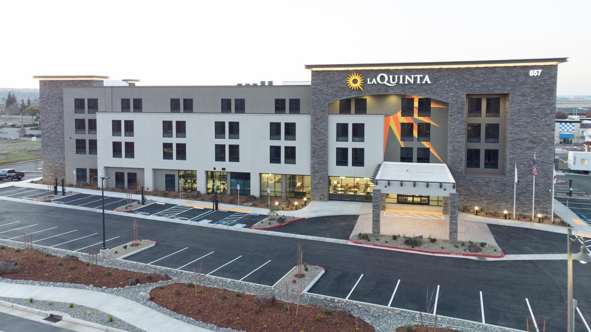 La Quinta Inn And Suites By Wyndham Lincoln Exteriör bild