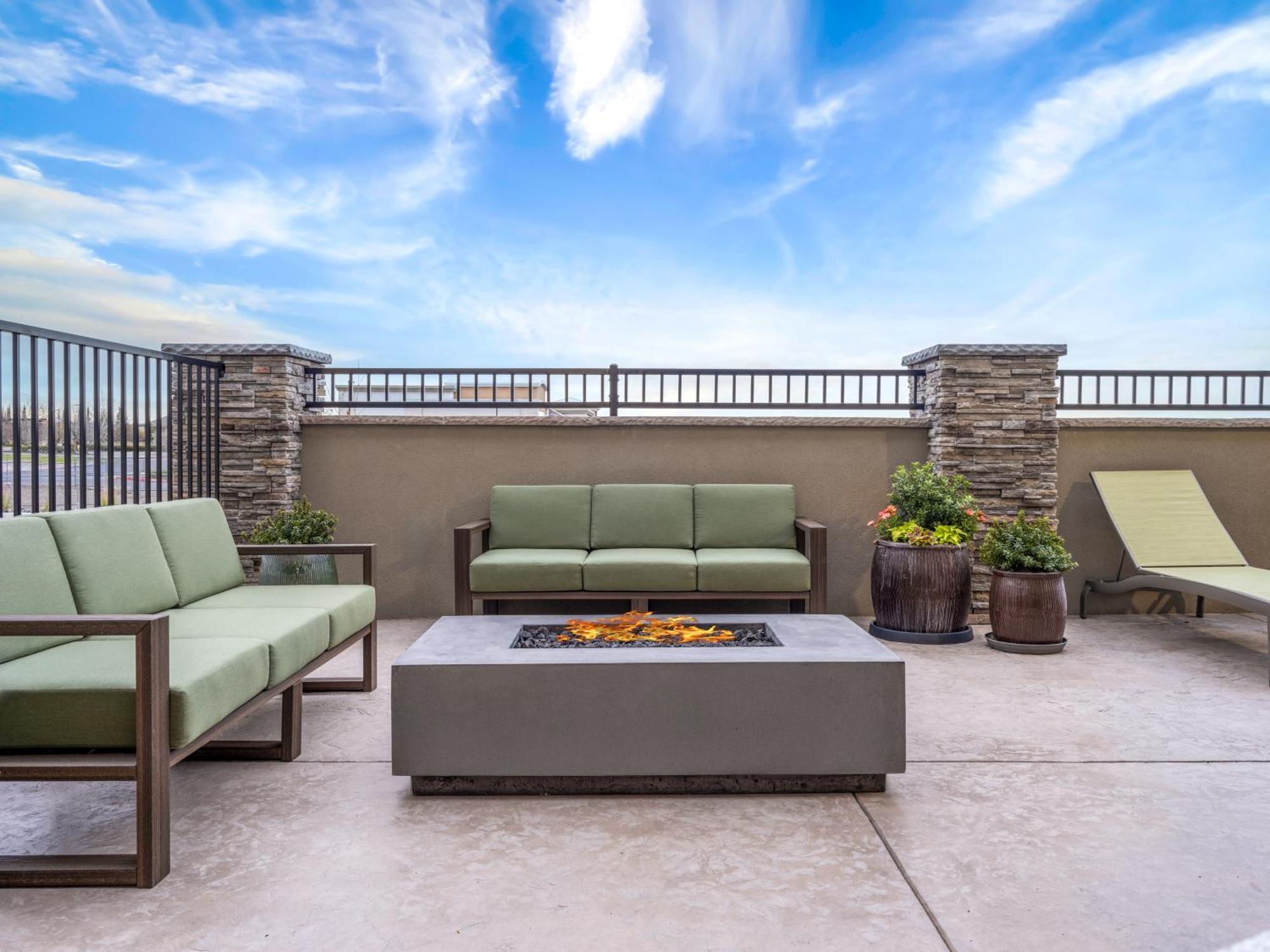 La Quinta Inn And Suites By Wyndham Lincoln Exteriör bild
